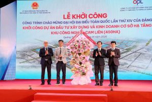 Lãnh đạo tỉnh Quảng Trị tặng hoa chúc mừng nhà đầu tư dự án. capella-land-khoi-cong-du-an-khu-cong-nghiep-cam-lien-450-ha-tai-quang-tri-8