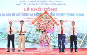 Đồng chí Lê Quốc Chỉnh, Phó Bí thư Tỉnh ủy, Chủ tịch HĐND tỉnh và đồng chí Nguyễn Cao Sơn, Phó Chủ tịch UBND tỉnh tặng hoa chúc mừng chủ đầu tư dự án. capella-land-khoi-cong-kcn-trung-thanh-4