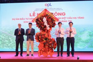 Quang Tri provincial leaders (right) present flowers to congratulate the investor of Capella Quang Tri Industrial Park. Quang Tri provincial leaders (right) present flowers to congratulate the investor of Capella Quang Tri Industrial Park.